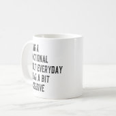 機能的な大人で日常的に不和なユーモアであるさま コーヒーマグカップ (正面左)