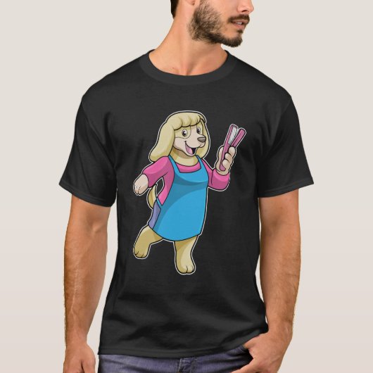 櫛で理容師をする犬 Tシャツ (正面)