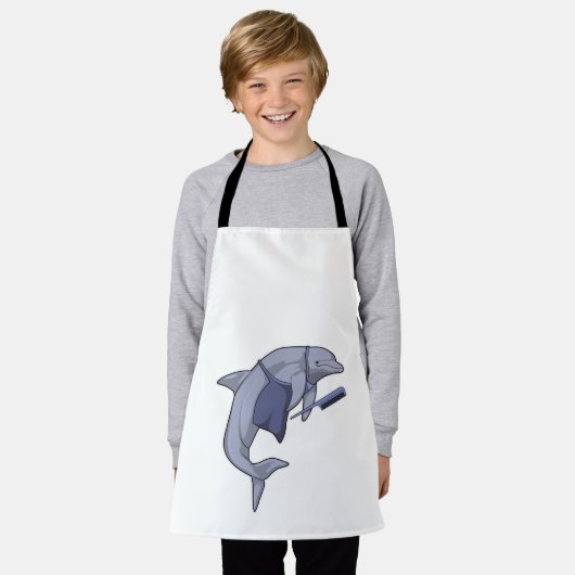 櫛で髪を結うイルカ エプロン (着用した状態)