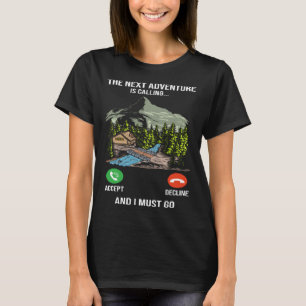次の冒険はハイカーズキャンプマウンテンを呼んでいる Tシャツ