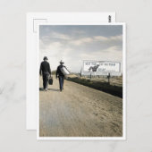 次の時間は、電車を試す、男性歩く、ほこりっぽい道路 ポストカード (正面/裏面)