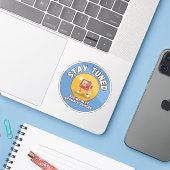 次回のドラマチックなエピソードをお楽しみに ステッカー シール (ノートパソコンとiPhone)