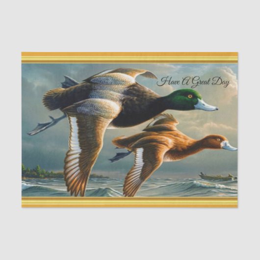 次小さなボートが付いている海に飛んでいるアヒル 薄葉紙 (正面)