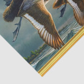 次小さなボートが付いている海に飛んでいるアヒル 薄葉紙 (詳細)