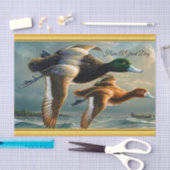 次小さなボートが付いている海に飛んでいるアヒル 薄葉紙 (クラフト)