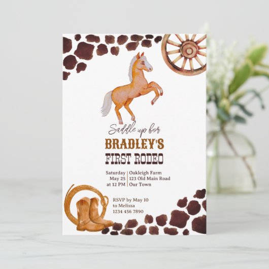 欧米の最初のロデオは馬の誕生日パーティーをサドル 招待状 (スタンド正面)