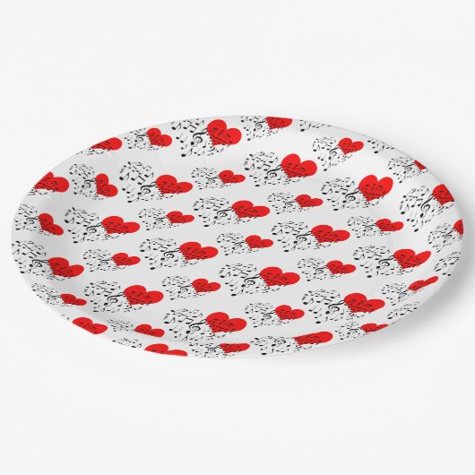 歌うハートパターン。赤いハート、ブラックノートPap ペーパープレート (アングル)