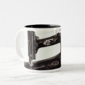 歌手の「新しい家族」のミシン1865年 ツートーンマグカップ (正面左)