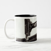 歌手の「新しい家族」のミシン1865年 ツートーンマグカップ (左)