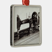 歌手の「新しい家族」のミシン1865年 メタルオーナメント (右)