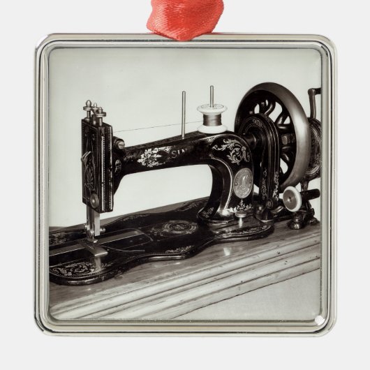 歌手の「新しい家族」のミシン1865年 メタルオーナメント (正面)