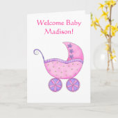 歓迎された女の赤ちゃんの名前のパーソナライズなピンクの乳母車 カード (黄色い花)