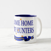 歓迎された家の賞金目当てのハンター ツートーンマグカップ (正面右)