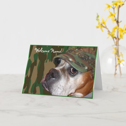 歓迎された家の軍のボクサー犬の挨拶状 カード (黄色い花)