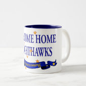 歓迎された家のKnighthawks ツートーンマグカップ (正面右)