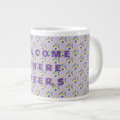 歓迎と応援ラベンダーパターン ジャンボコーヒーマグカップ (正面右)
