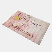 歓迎はピンクのシックな花を個人化します ドアマット (アングル)