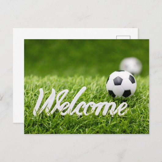 歓迎サイン付きの緑の草の上のサッカーボール ポストカード (正面/裏面)