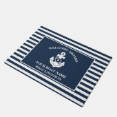 歓迎航海の客船いかりネイビーブルーストライプの ドアマット (アングル)