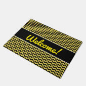 "歓迎!" + 黄色及び黒い波状ラインパターン ドアマット (アングル)