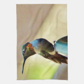止まったルビーと緑の小さなハミングバード キッチンタオル (縦)