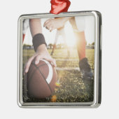 止まることをフットボールの中心の準備の閉めて下さい メタルオーナメント (左)