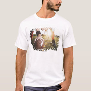 止まることをフットボールの中心の準備の閉めて下さい Tシャツ