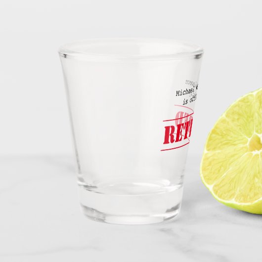 正式退職したに、名前をカスタムするギフト赤 ショットグラス (左)