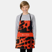 正方形と円3Dオレンジの都市パターン エプロン (着用した状態)