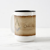 正方形と羅針盤を持つ羊皮紙 ツートーンマグカップ (正面左)