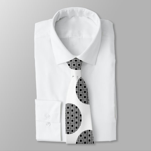 正方形のパターンタイを持つ大きな黒い円 ネクタイ (タイ)