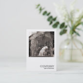 正方形の写真0122 – ケージドビースト 名刺 (スタンド正面)