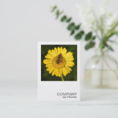 正方形の写真0374 – 黄色のデイジーとビー 名刺 (スタンド正面)
