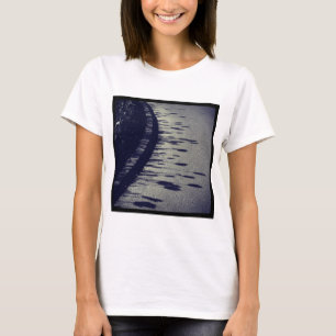 正方形の写真 – 花の影 Tシャツ