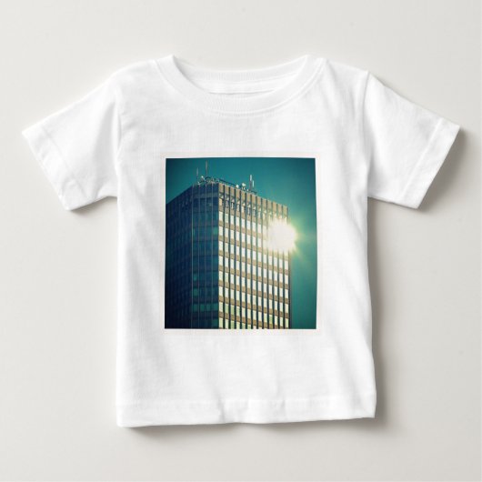 正方形の写真 – Sun on a建物 ベビーTシャツ (正面)