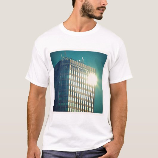 正方形の写真 – Sun on a建物 Tシャツ (正面)