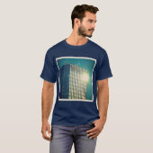 正方形の写真 – Sun on a建物 Tシャツ (正面フル)