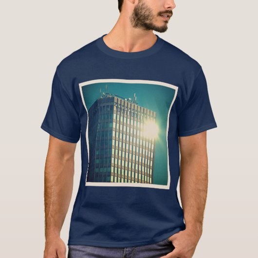 正方形の写真 – Sun on a建物 Tシャツ (正面)