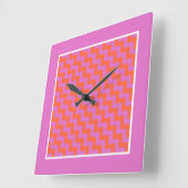 正方形の壁時計、ピンク、マゼンタ、オレンジの山かっこ スクエア壁時計 (傾斜)