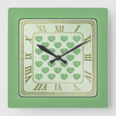 正方形の緑と白のタイルハートパターン スクエア壁時計 (正面)