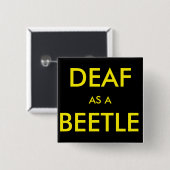 正方形の黒いボタンかピン、"カブトムシとして耳が聞こえない" 缶バッジ (正面&裏面)