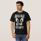 正義が売りに出されている - 大胆な社会風刺Tシャツ Tシャツ (正面フル)