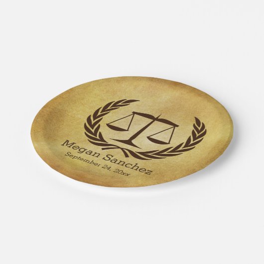 正義の法律学校の卒業のクラシックなスケール ペーパープレート (アングル)