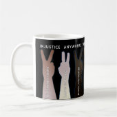 正義はどこへでも行き来する コーヒーマグカップ (左)