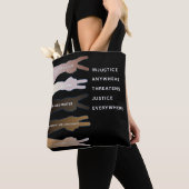 正義はどこへでも行き来する トートバッグ (クローズアップ)