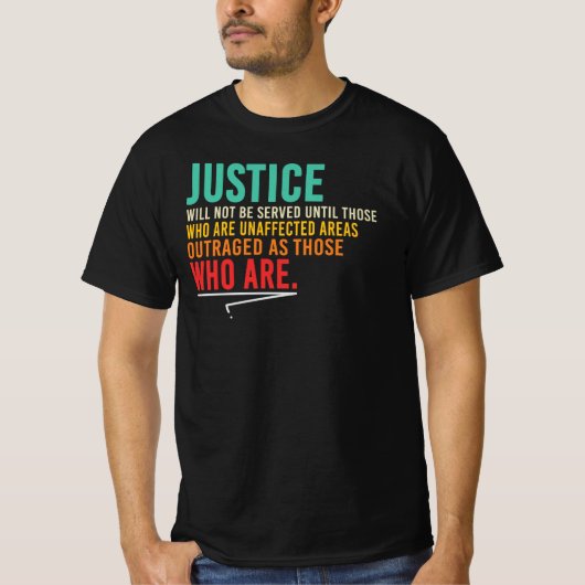 正義は誰もが憤慨することを要求する Tシャツ (正面)