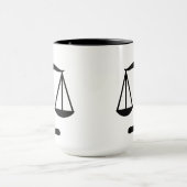 正義は~の黒をはかりで測ました マグカップ (中央)