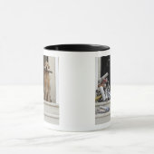 正面玄関に坐っているゴールデン・リトリーバー犬 マグカップ (中央)