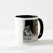 正面玄関に坐っているゴールデン・リトリーバー犬 マグカップ (正面右)