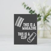 武器おもしろいユーモアライフル銃のパンマガジンクリップ ポストカード (スタンド正面)